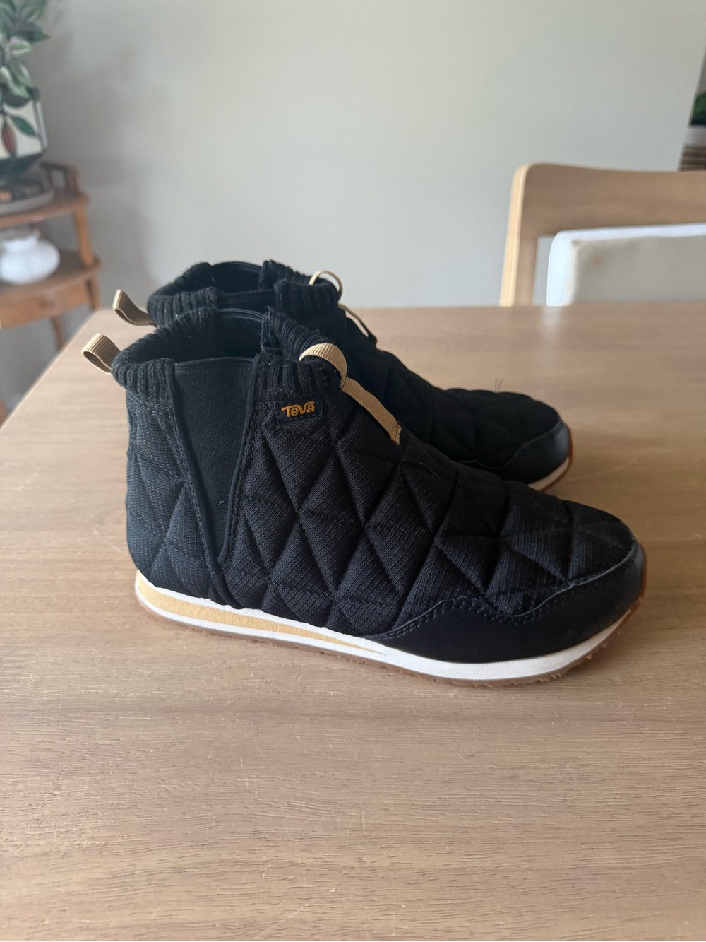 TEVA EMBER MID BLACK OUTDOOR BOOTS QUILTED WOMEN'S SHOES SIZE 8